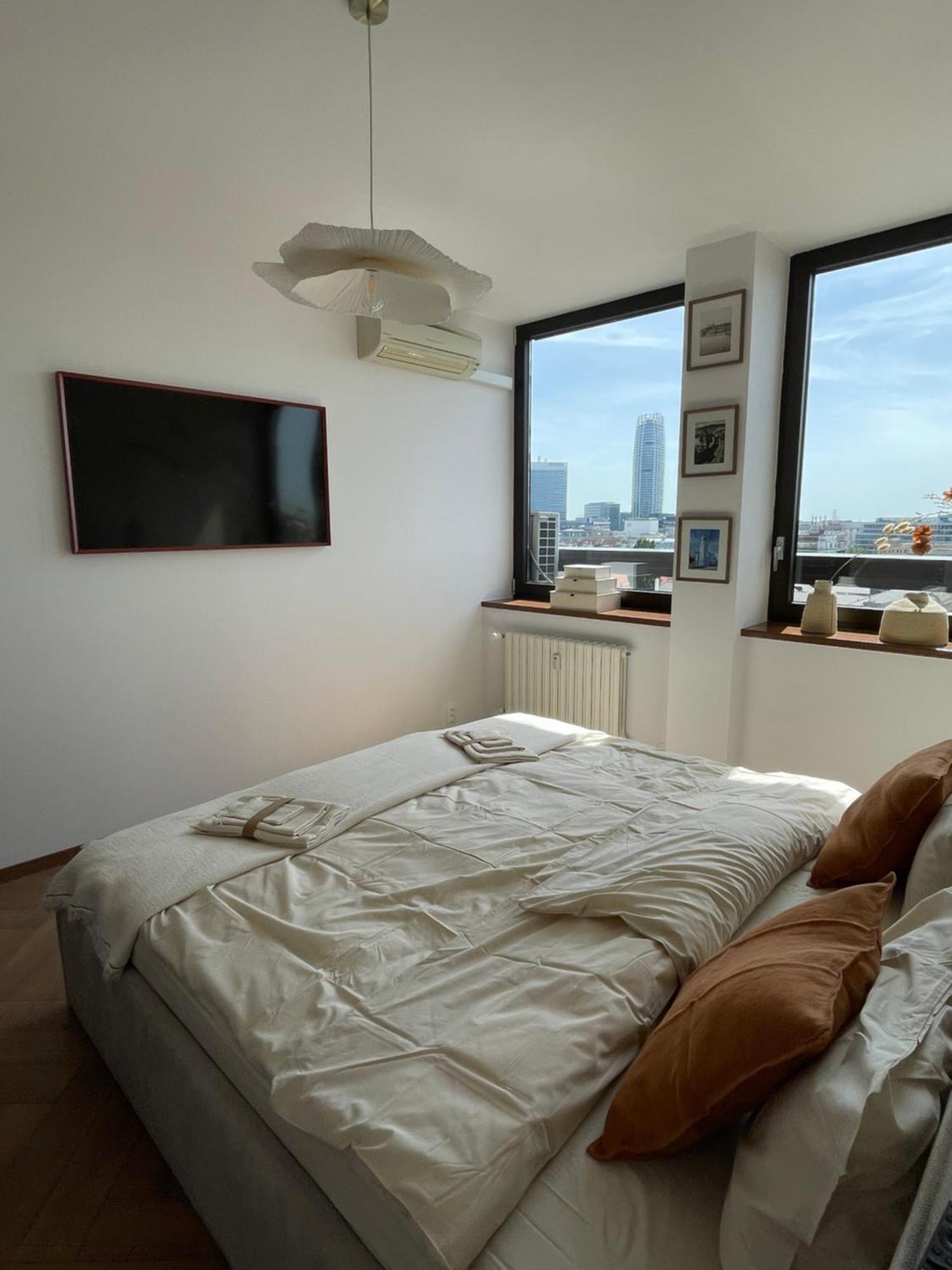 Panorama View Design Apt In Old Town - Free Parking Братислава Экстерьер фото